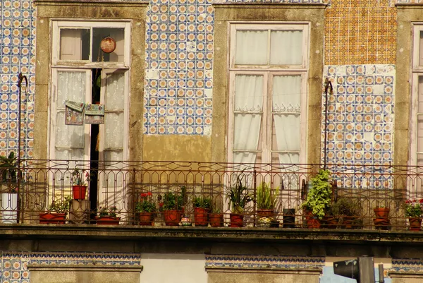 Dunne huizen in de oude stad, porto, portugal — Stockfoto