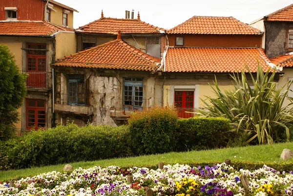 Tunn hus i gamla stan, porto, portugal — Stockfoto