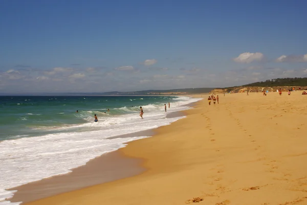 Strand aan de kust van de Atlantische Oceaan in in de omgeving van furadouro, portugal — Stockfoto