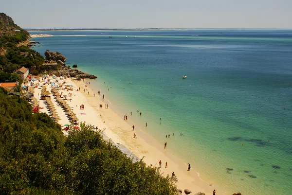 Pláž zálivu v portinho da arrabida, Portugalsko — Stock fotografie