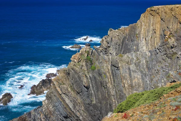 Atlanten seglar utmed kusten klippa vid sardao cape (cabo sardao), alentej — Stockfoto