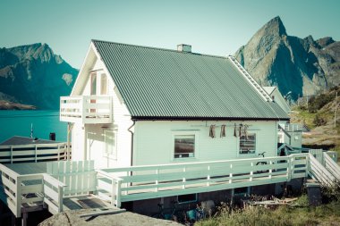 Norveç ahşap binalar. beyaz ev