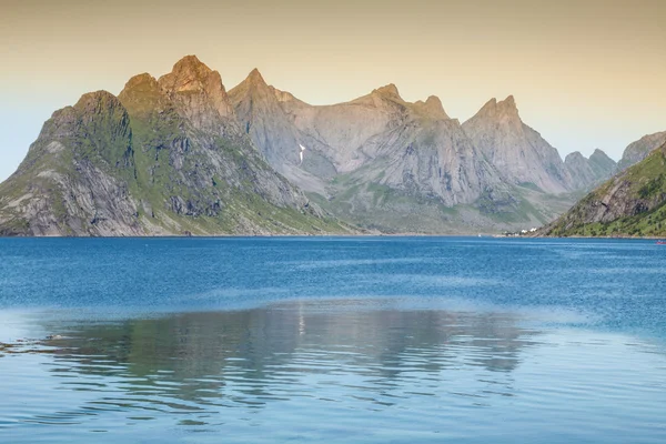 Città panoramica di Reine sulle isole Lofoten in Norvegia — Foto Stock