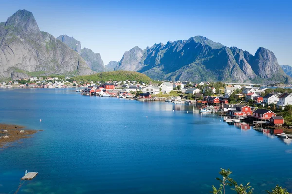 Ville pittoresque de Reine sur les îles Lofoten en Norvège — Photo