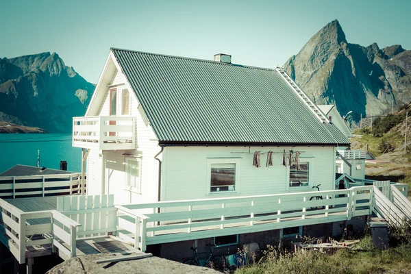 Oude houten architectuur in Noorwegen. witte huis — Stockfoto