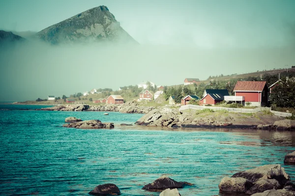 Röda och gula trä fiskebodar i Norge — Stockfoto