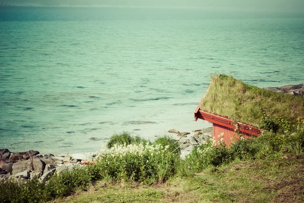 Casa rossa vicino al mare nelle Isole Lofotn — Foto Stock