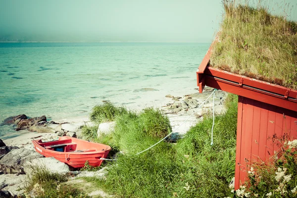 Röda huset av stolen i lofotn öarna — Stockfoto