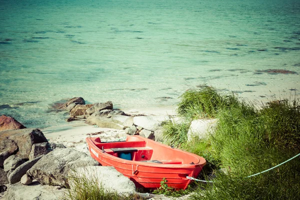 Barco en la playa, islas lofoten, Noruega — Foto de Stock