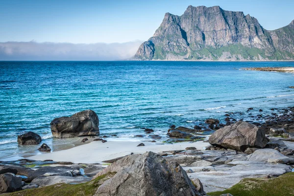 Schöne Aussicht auf den Eierstrand in Norwegen, auf die Lofoten — Stockfoto