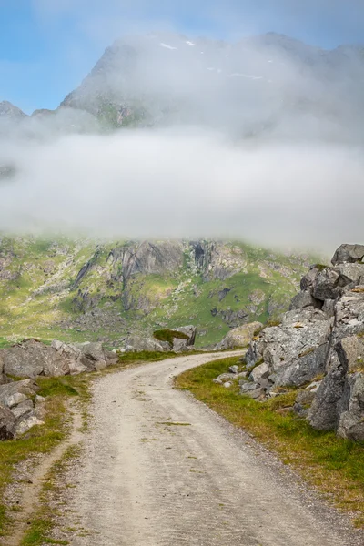 Estrada panorâmica e belas montanhas na Noruega — Fotografia de Stock