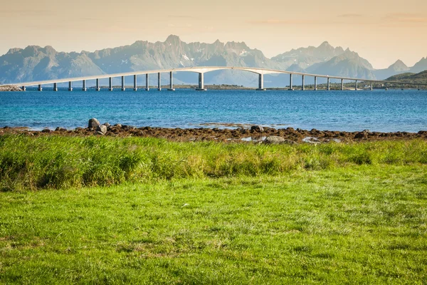 Brücke über den Fluss in Norwegen — Stockfoto