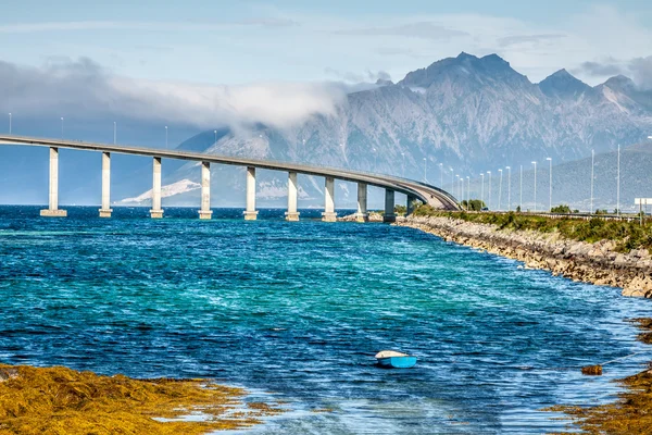Norveç nehirde köprü — Stok fotoğraf