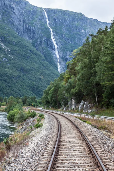 Залізниця в горах у Норвегії — стокове фото