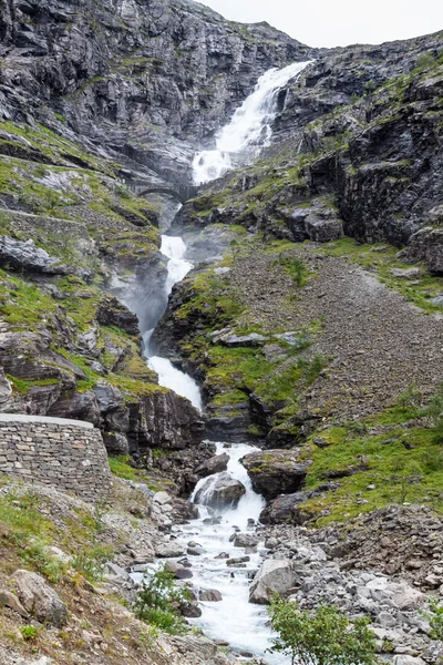 有名な trollstigen 道路を近くに stigfossen、という名前の滝 — ストック写真