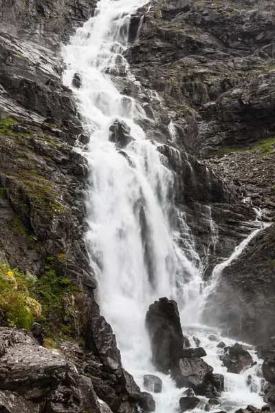 Cachoeira chamada Stigfossen, perto da famosa estrada Trollstigen — Fotografia de Stock