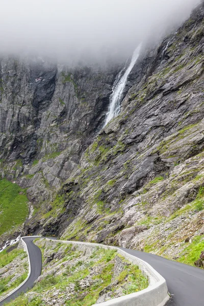 Trollstigen, troll's voetpad, serpentijn bergweg in norwa — Stockfoto