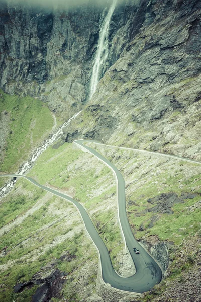 Trollstigen, troll's voetpad, serpentijn bergweg in norwa — Stockfoto