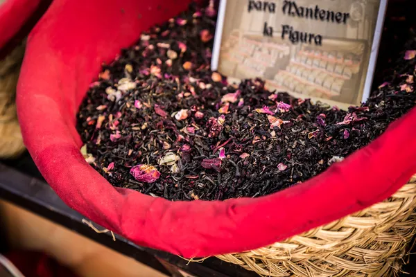 Kruiden, zaden en thee verkocht in een traditionele markt in granada, s — Stockfoto