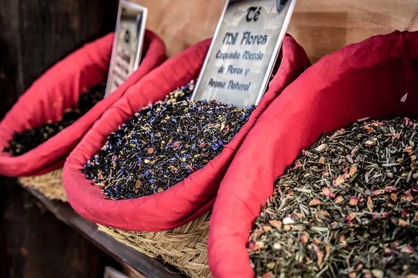 Épices, graines et thé vendus dans un marché traditionnel à Grenade, S — Photo