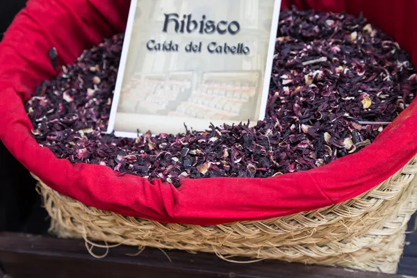 Especias, semillas y té vendidos en un mercado tradicional de Granada, S — Foto de Stock