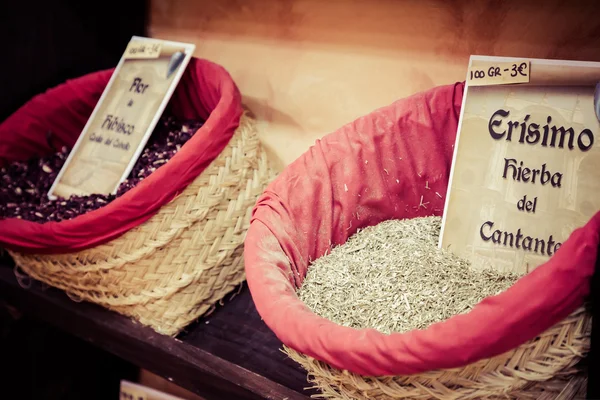 Especias, semillas y té vendidos en un mercado tradicional de Granada, S — Foto de Stock