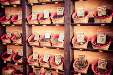 Baharatlar, tohum ve granada, geleneksel bir pazarda satılan çay s