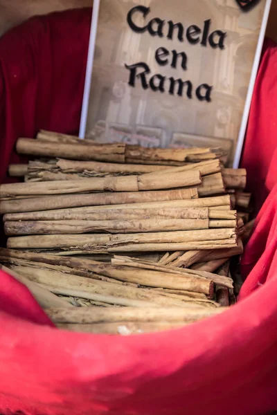 Especias, semillas y té vendidos en un mercado tradicional de Granada, S — Foto de Stock