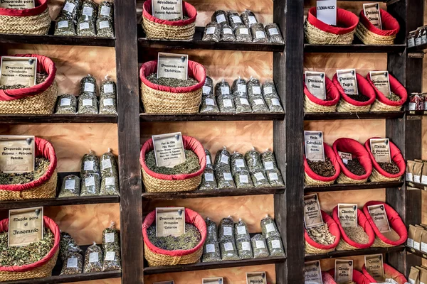 Especias, semillas y té vendidos en un mercado tradicional de Granada, S — Foto de Stock