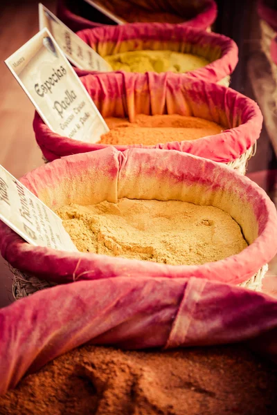 Przyprawy, nasiona i herbaty sprzedawane na tradycyjnym rynku w granada, s — Zdjęcie stockowe