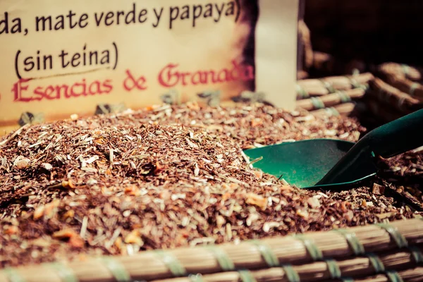 Spezie, semi e tè venduti in un mercato tradizionale a Granada, S — Foto Stock