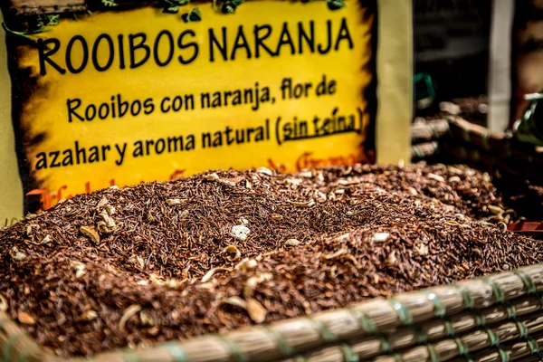 Especias, semillas y té vendidos en un mercado tradicional de Granada, S —  Fotos de Stock