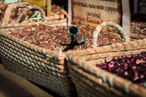 Especias, semillas y té vendidos en un mercado tradicional de Granada, S — Foto de Stock