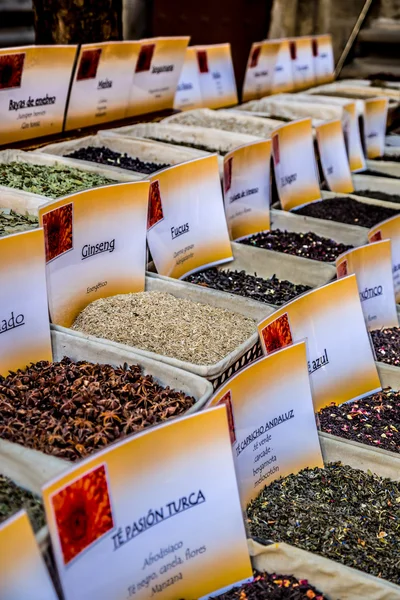 Kruiden worden opgeslagen in de Oosterse markt in granada, Spanje — Stockfoto