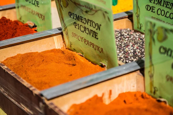 Tienda de Especias en el Mercado Oriental de Granada, España — Foto de Stock