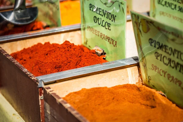 Tienda de Especias en el Mercado Oriental de Granada, España — Foto de Stock