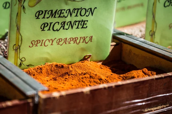 Tienda de Especias en el Mercado Oriental de Granada, España — Foto de Stock