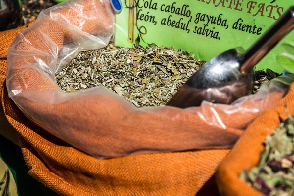 Kruiden worden opgeslagen in de Oosterse markt in granada, Spanje — Stockfoto