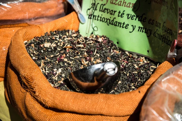 Kruiden worden opgeslagen in de Oosterse markt in granada, Spanje — Stockfoto