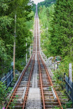 eski terk edilmiş tren yolunda trolltunga, Norveç