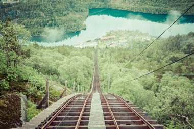 eski terk edilmiş tren yolunda trolltunga, Norveç