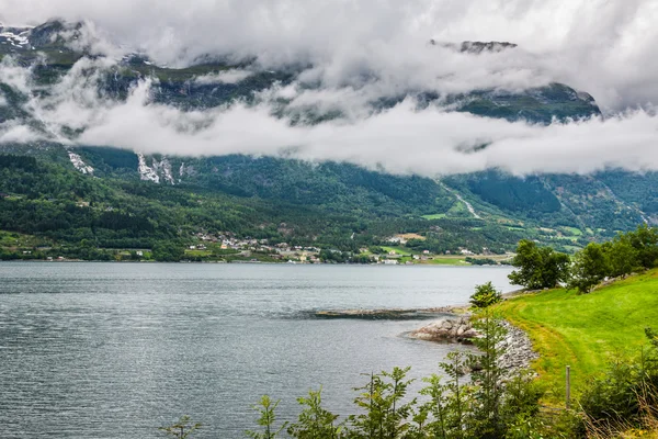 Vue sur le Sognefjord par temps nuageux, Norvège — Photo