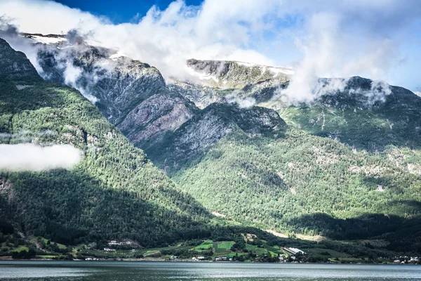 在阴天的时候，挪威的 sognefjord 视图 — 图库照片