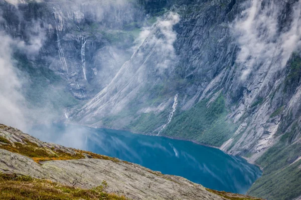 Beautiful norwegian landscape with mountains on the the way to t — Stock Photo, Image