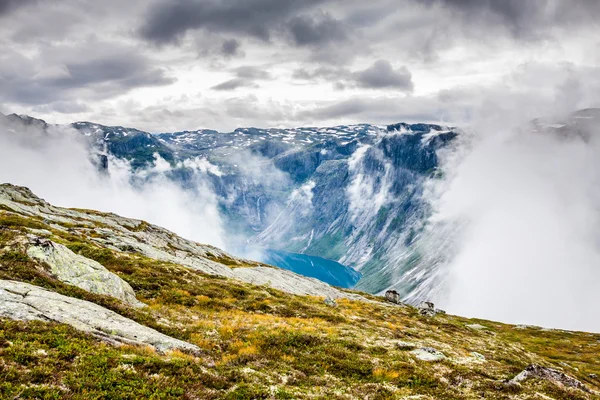 Beautiful norwegian landscape with mountains on the the way to t — Stock Photo, Image