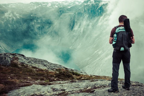 Krásná norská krajina s horami na cestě do t — Stock fotografie