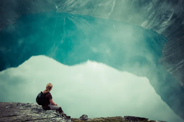 Vackra norska landskap med berg på det sättet att t — Stockfoto