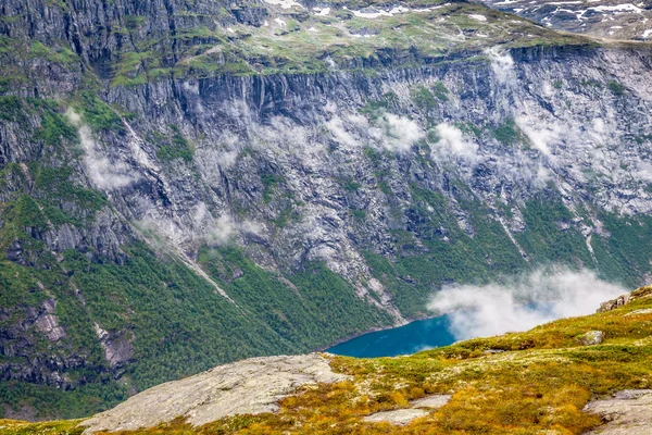 Όμορφη νορβηγική τοπίο με βουνά για το τον τρόπο να t — Φωτογραφία Αρχείου