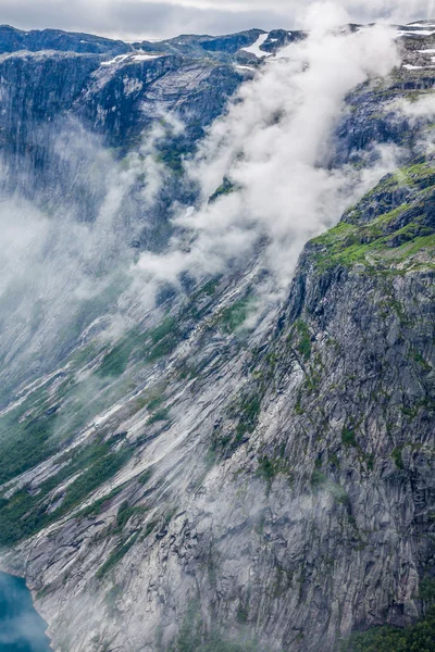 Wunderschöne norwegische Landschaft mit Bergen auf dem Weg nach — Stockfoto