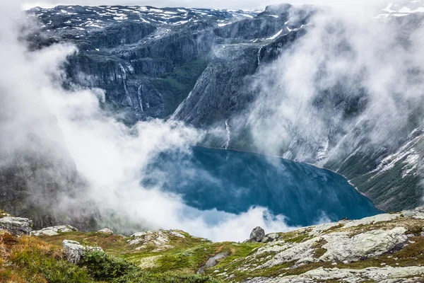 Smukt norsk landskab med bjerge på vej til t - Stock-foto
